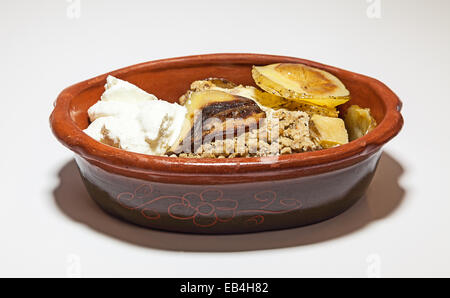 Moussaka auf serbische Art, serviert in einem alten Jahrgang vorbereitet. Stockfoto