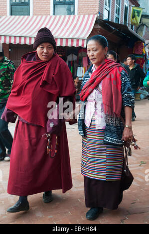 Pilger und Mönche umrunden die Stupa in Boudha oder Boudhanath (Bodhnath), Kathmandu. Boudha ist zu einem Schwerpunkt für tibetisch-buddhistische Exilanten geworden. Stockfoto