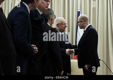 Israel. 26. November 2014. Präsident des Staates Israel, REUVEN RIVLIN, grüßt tschechische Premierminister BOHUSLAV SOBOTKA und Tschechische staatliche Minister besucht Israel als Teil der Regierungskonsultationen zwischen den beiden Ländern. Bildnachweis: Nir Alon/Alamy Live-Nachrichten Stockfoto