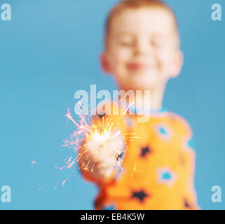 Verschwommene Porträt von Kind hält eine Wunderkerze Stockfoto