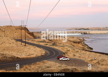 Autos und Menschen auf einer kurvenreichen Straße in der Nähe von McNary Dam, Überquerung des Columbia-Flusses zwischen Washington und Oregon geparkt. Stockfoto