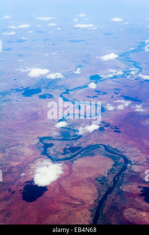 Eine Luftaufnahme eines Flusses, es ist Weise über eine Wüstenebene wickeln. Stockfoto