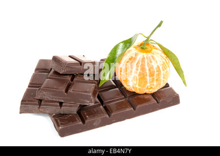 Mandarin und Schokolade Tablet auf weißem Hintergrund Stockfoto