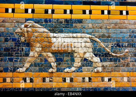 Löwe, Teil des Ischtar-Tor im Berliner Pergamon-Museum. Stockfoto