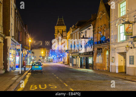 St Giles Street und Northampton Guildhall mit der Weihnachtsbeleuchtung an in den frühen Stunden des morgens. Stockfoto