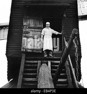 Der Müller steht auf den Stufen des Outwood Mühle Surrey 1960 Stockfoto