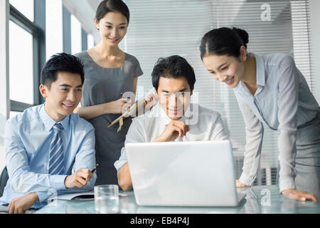 Junge Geschäftsleute mit Laptop im Büro Stockfoto