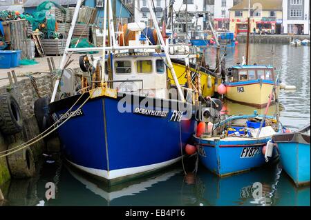 Angelboote/Fischerboote verankert in Mevagissey Hafen, Cornwall, England UK Stockfoto