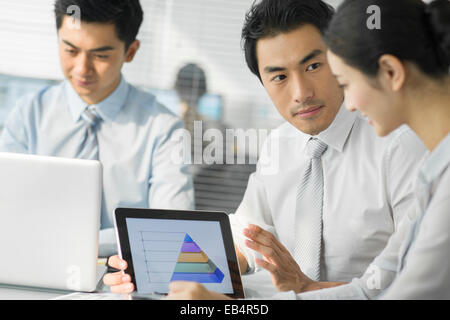 Junge Geschäftsleute mit digital-Tablette in office Stockfoto