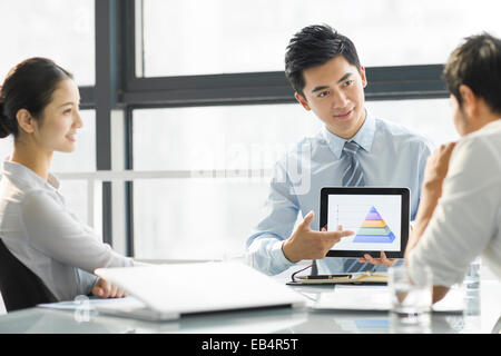 Junge Geschäftsleute mit digital-Tablette in office Stockfoto