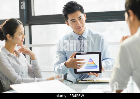 Junge Geschäftsleute mit digital-Tablette in office Stockfoto