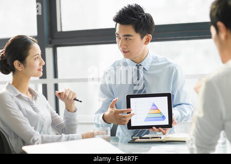 Junge Geschäftsleute mit digital-Tablette in office Stockfoto