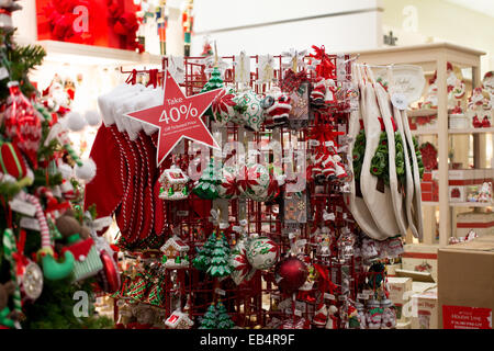 Christbaumschmuck im Kaufhaus Macy's in der Florida Mall, Orlando, Florida USA Stockfoto