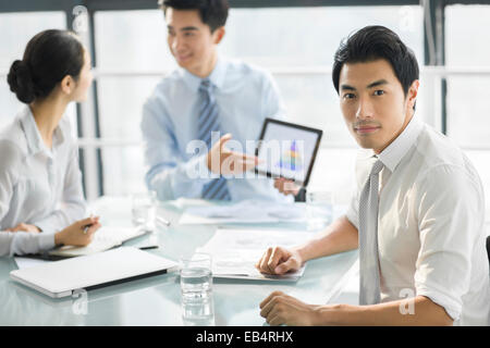 Porträt des jungen Geschäftsmann im Büro Stockfoto