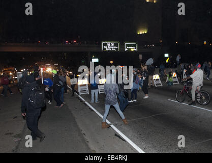 Los Angeles, Kalifornien, USA. 25. November 2014. Verkehr im Norden und in Richtung Süden Bahnen des 101 Freeway kam zum Stillstand am Dienstagabend als Demonstranten blockiert Autos stehen in der Fahrbahn und setzen auf eine Barrikade.---Dienstag Abend sah anhaltende Proteste in Los Angeles als Demonstranten versammelten sich gegen Ferguson Grand Jury und ihre Entscheidung nicht, Offizier Darren Wilson im Anschluss an sein Engagement im schießen Michael Brown Anfang August dieses Jahres anzuklagen. Bildnachweis: David Bro/ZUMA Draht/Alamy Live-Nachrichten Stockfoto