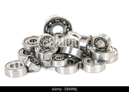 viele kleine Kugellager auf dem weißen Hintergrund Stockfoto