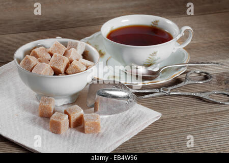 Brauner Würfelzucker und eine Tasse Tee Stockfoto