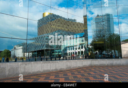 Bibliothek von Birmingham und Repertory Theatre spiegelt sich in ICC Windows, Centenary Square, Birmingham, England. Stockfoto