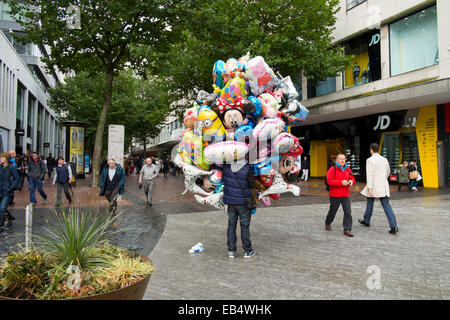 Ein Mann verkauft Luftballons in Birmingham City Centre, England, UK Stockfoto