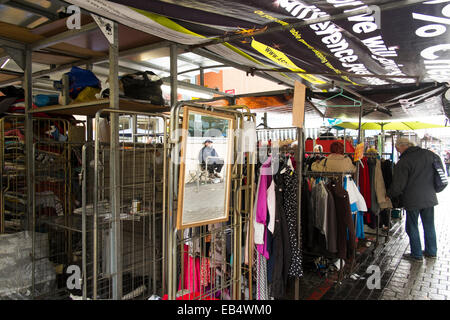 Ein Stall-Inhaber reflektiert in einem Spiegel auf eine Kleidung Stall in der Stierkampfarena im freien Markt, Birmingham, England, UK Stockfoto