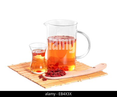 Infusion von Goji-Beeren mit trockenen Beeren Stockfoto