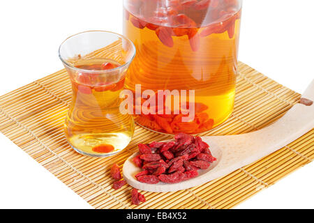 Infusion von Goji-Beeren mit trockenen Beeren Stockfoto