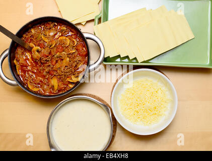 verschiedene Zutaten für die Zubereitung von Lasagne Stockfoto