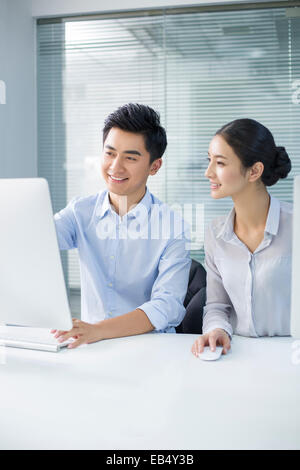 Junge Unternehmerin und Unternehmer sprechen im Büro Stockfoto