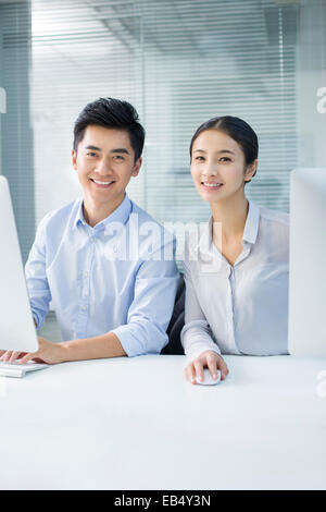 Porträt der jungen Unternehmer und Unternehmerin im Büro Stockfoto