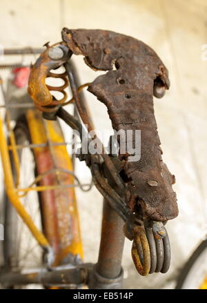 Hautnah am Sattel des verbrannten Fahrrad auf der Straße Stockfoto