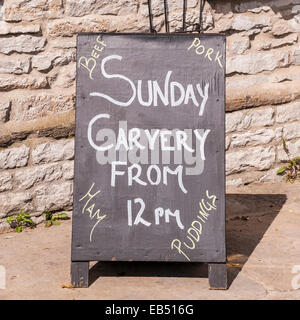 Ein Zeichen Werbung Sonntag Carvery in einem britischen pub Stockfoto