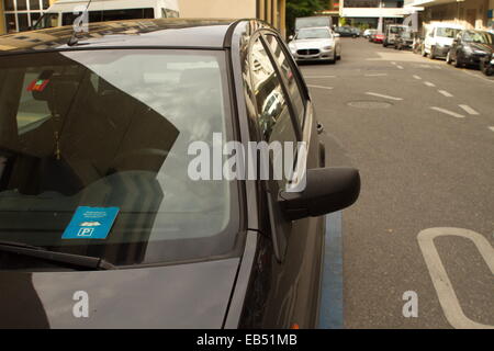 Parkplatz-Uhr am Armaturenbrett unter Windschutzscheibe, Schweiz Stockfoto