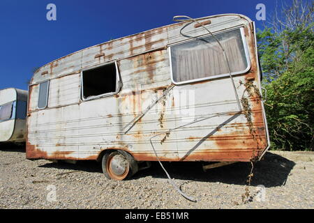 Alten verfallenen und verlassenen Wohnwagen in der Natur Stockfoto