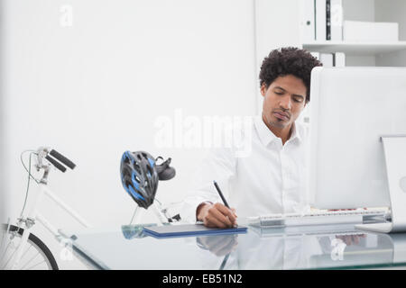 Designer-Zeichnung auf Digitizer konzentriert Stockfoto