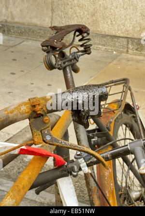 Hautnah am Sattel des verbrannten Fahrrad auf der Straße Stockfoto