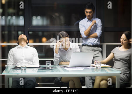 Müde Geschäftsleute mit einem Treffen Stockfoto