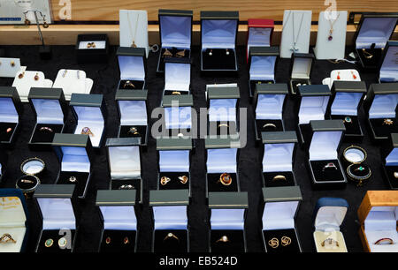 Anzeige der Ringe für Verkauf in Box am Marktstand Stockfoto