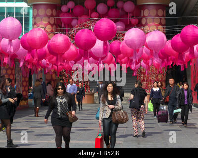 China Hong Kong Chinese Lunar New Year Dekoration vor Einkaufszentrum Stockfoto