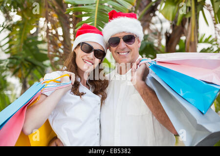 Festliches paar Holding Einkaufstaschen Stockfoto