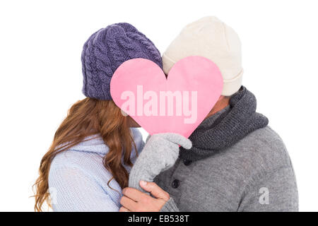 Paar in warme Kleidung hält Herz Stockfoto