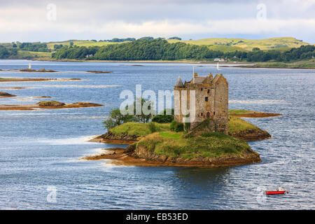 Castle Stalker ist eine viergeschossige Wohnturm oder halten Sie malerisch auf einem Gezeiten-Inselchen auf Loch Laich, einen Einlass ab Loch Linnhe festlegen Stockfoto