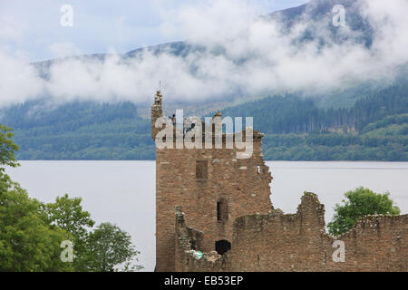 Die malerischen Ruinen von Urquhart Castle 2 Meilen von Drumnadrochit auf einer felsigen Halbinsel am Ufer des Loch Ness. Stockfoto