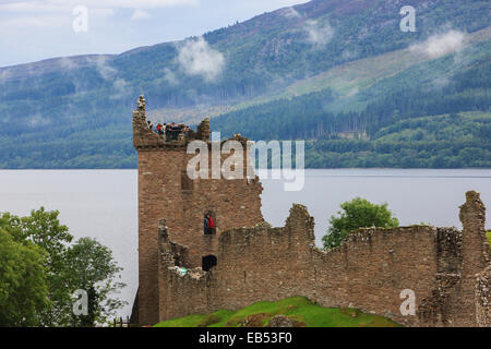 Die malerischen Ruinen von Urquhart Castle 2 Meilen von Drumnadrochit auf einer felsigen Halbinsel am Ufer des Loch Ness. Stockfoto