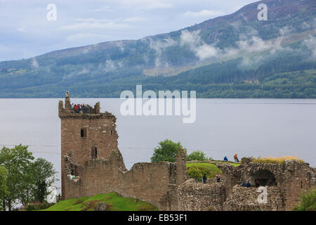 Die malerischen Ruinen von Urquhart Castle 2 Meilen von Drumnadrochit auf einer felsigen Halbinsel am Ufer des Loch Ness. Stockfoto