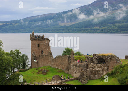 Die malerischen Ruinen von Urquhart Castle 2 Meilen von Drumnadrochit auf einer felsigen Halbinsel am Ufer des Loch Ness. Stockfoto