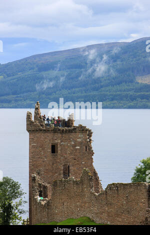 Die malerischen Ruinen von Urquhart Castle 2 Meilen von Drumnadrochit auf einer felsigen Halbinsel am Ufer des Loch Ness. Stockfoto