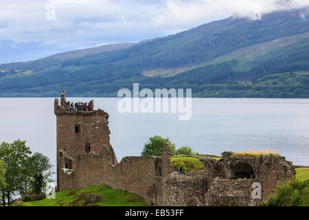 Die malerischen Ruinen von Urquhart Castle 2 Meilen von Drumnadrochit auf einer felsigen Halbinsel am Ufer des Loch Ness. Stockfoto