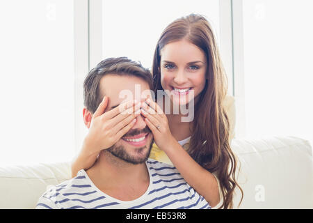 Hübsche Frau, die ihren Freund überraschen Stockfoto
