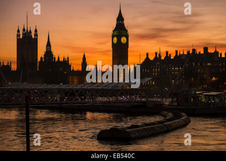 Stadtbild Sonnenuntergang über Houses of Parliament und Big Ben, Westminster, London, England UK Stockfoto