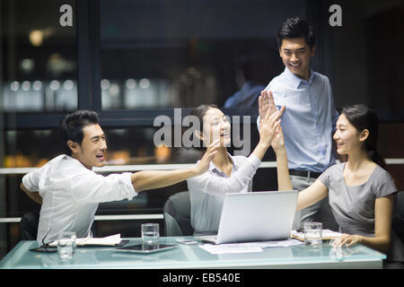 Junges Unternehmen Menschen hohe Fiving treffen Stockfoto